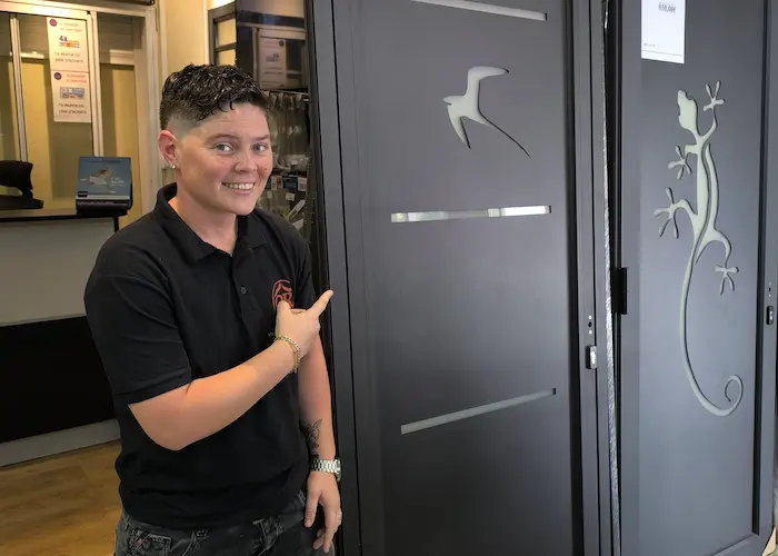 Une partie du showroom menuiserie aluminium QR La Rivière